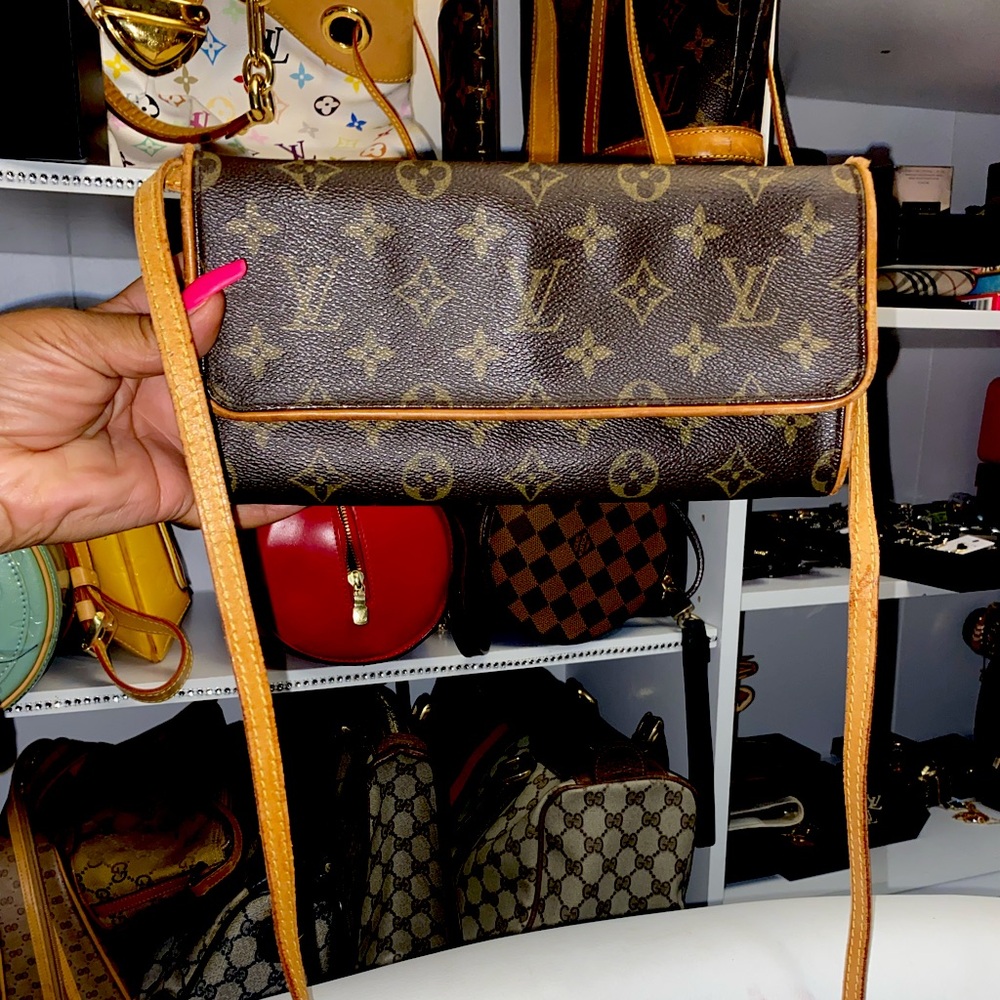 Louis Vuitton crossbody w Removable straps
